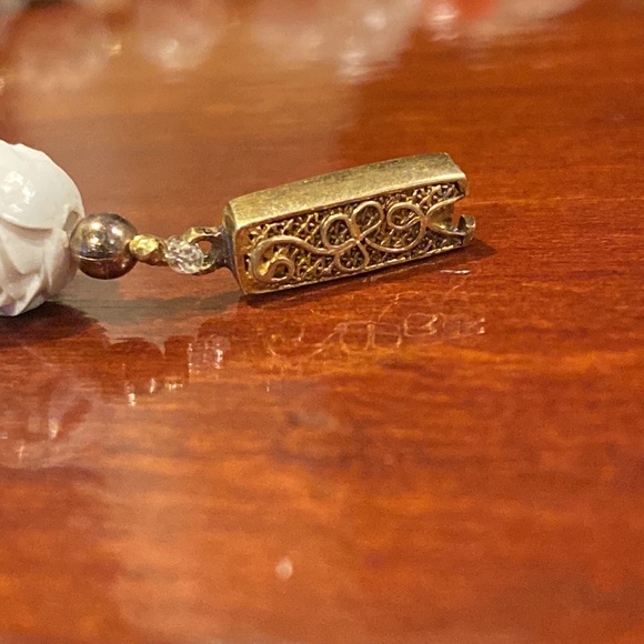 1950’s Carved  Celluloid Roses Necklace - Picture 8 of 8